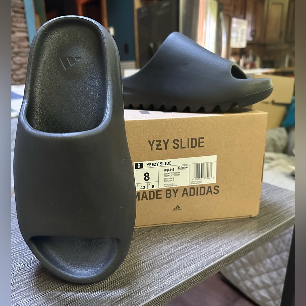 Black Yeezy Slides - M8/W7